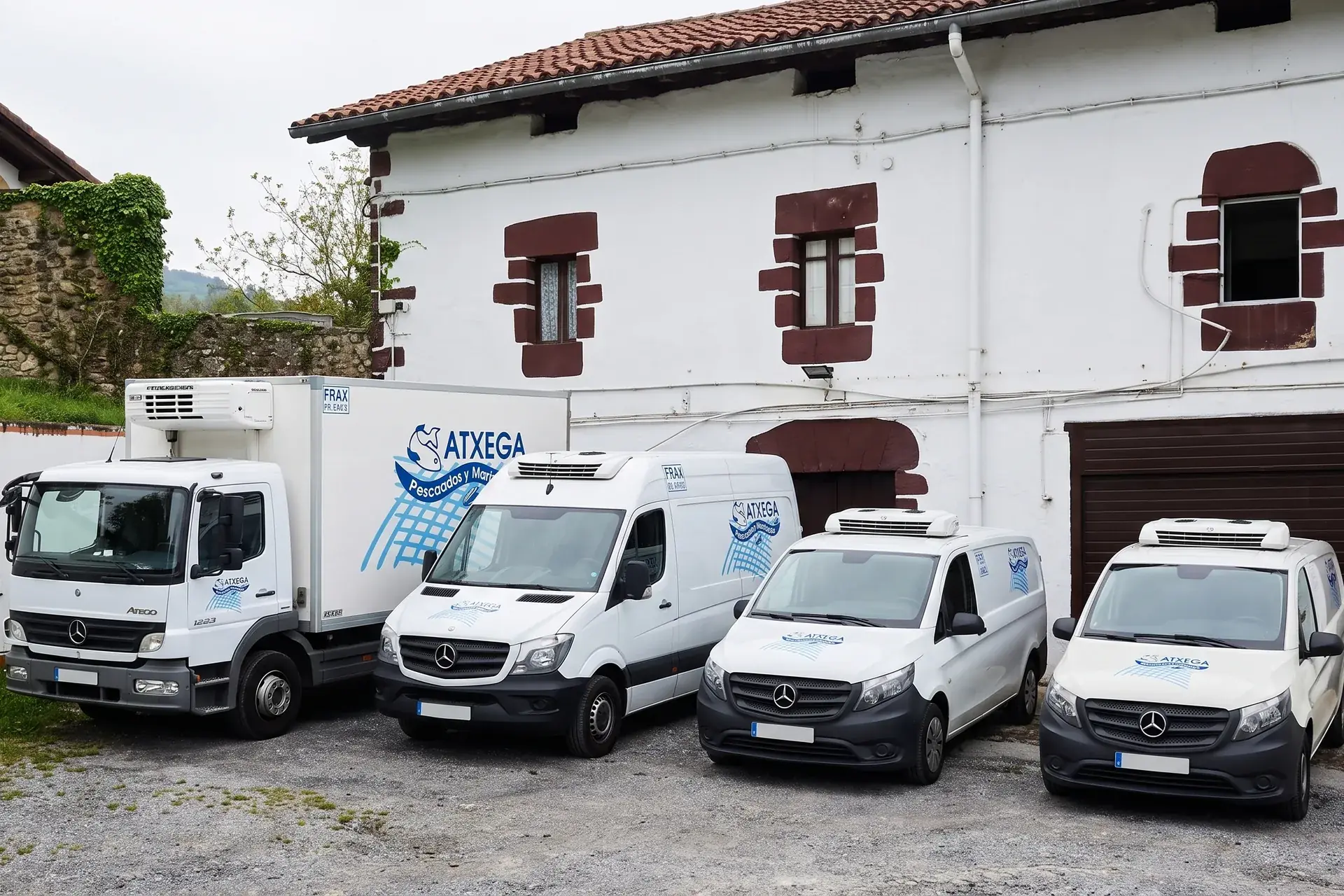 Flota de vehículos frigoríficos de Atxega frente a las instalaciones de Aginaga, Usurbil